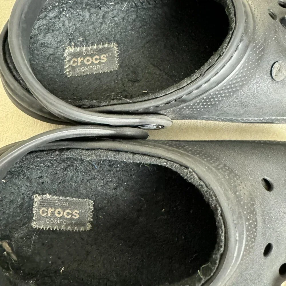 CROCS Boy's  Black Lined Sandals Flip FlopSlip On Size j2.